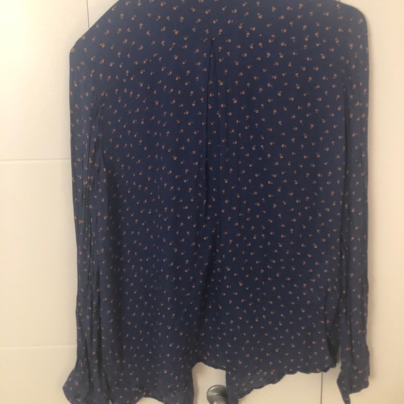 Sleek button down with cute design 💁🏼‍♀️ - Picture 4 of 4